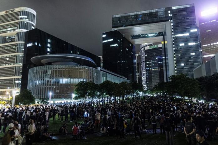 「反送中」持續延燒！香港民眾包圍立法會　開始罷工罷市
