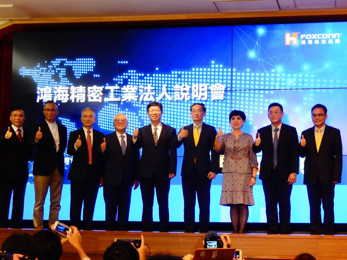 ▲鴻海首度舉行自辦法說會，會後記者會9人經營委員會也一塊兒亮相。（圖／記者許家禎攝，2019.6.12）