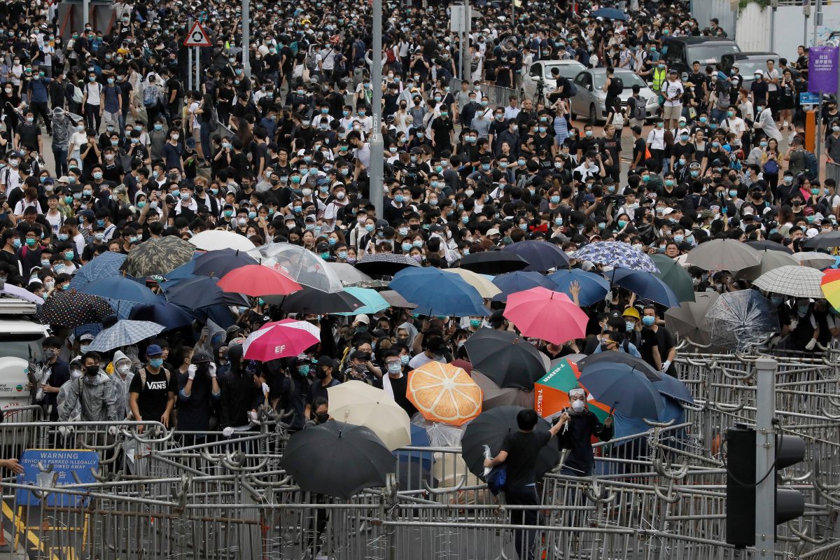 ▲香港民眾包圍立法會，癱瘓金鐘交通，立法會主席宣布延後《逃犯條例》二讀時間。（圖／美聯社／達志影像）
