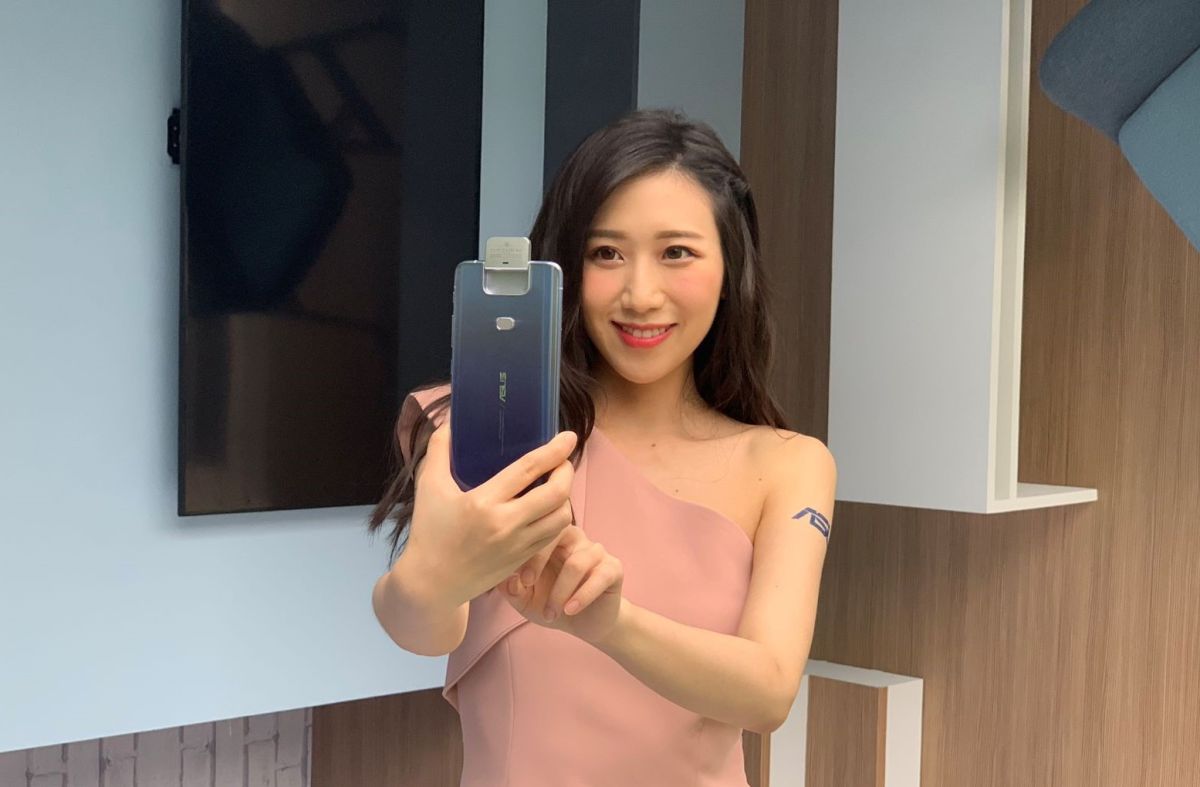 ▲今年各家電信商以較多元化的服務方式配合手機門號資費方案，來拉攏新舊用戶。今年各家電信商以較多元化的服務方式配合資費方案，來拉攏新舊用戶。（圖／記者劉士成攝）