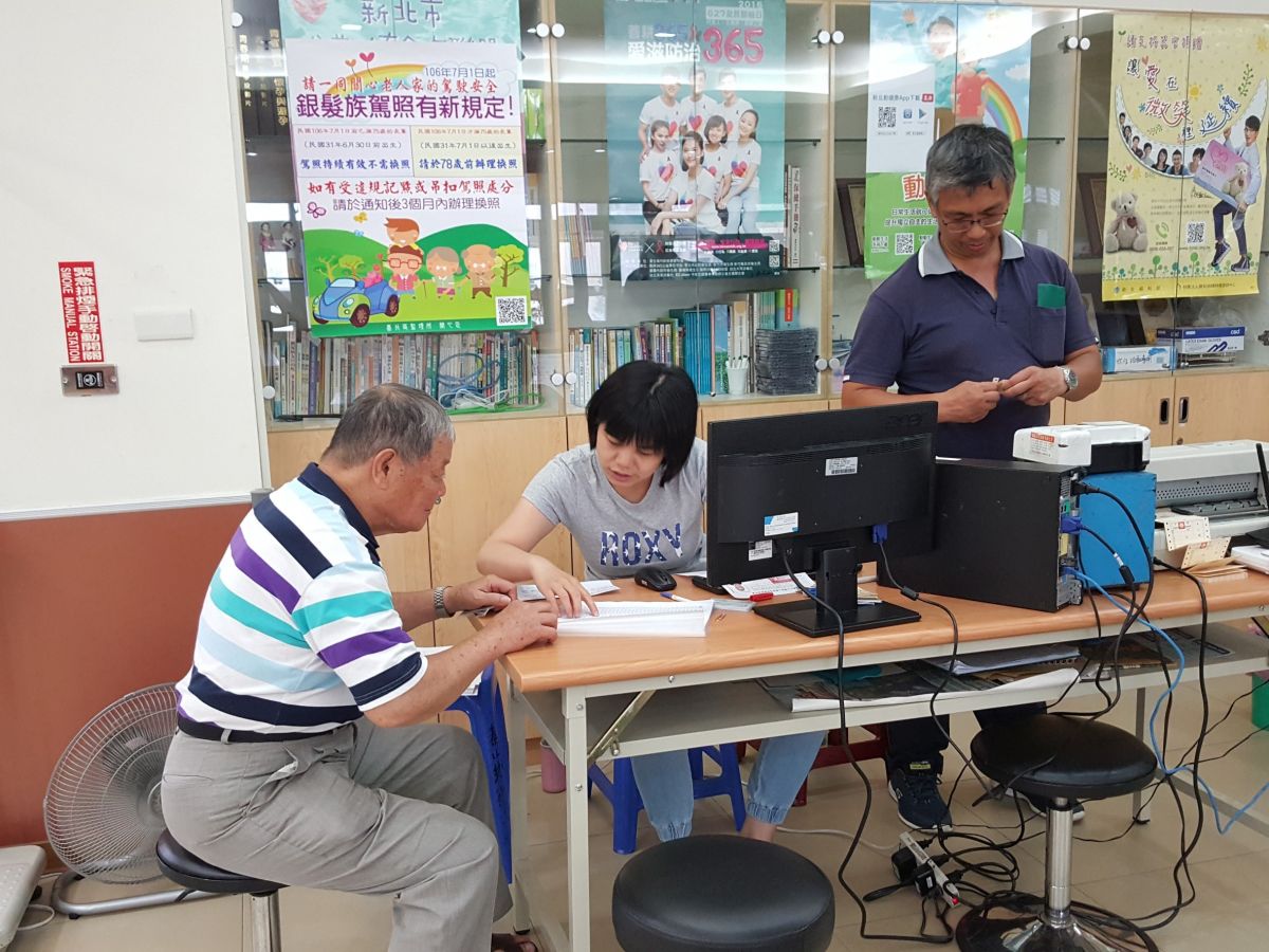 ▲新北市衛生局與公路總局台北區監理所合作，提供新北市75歲長者體檢及換照一站式服務。（圖／記者蔡琇惠攝，2019.06.11）