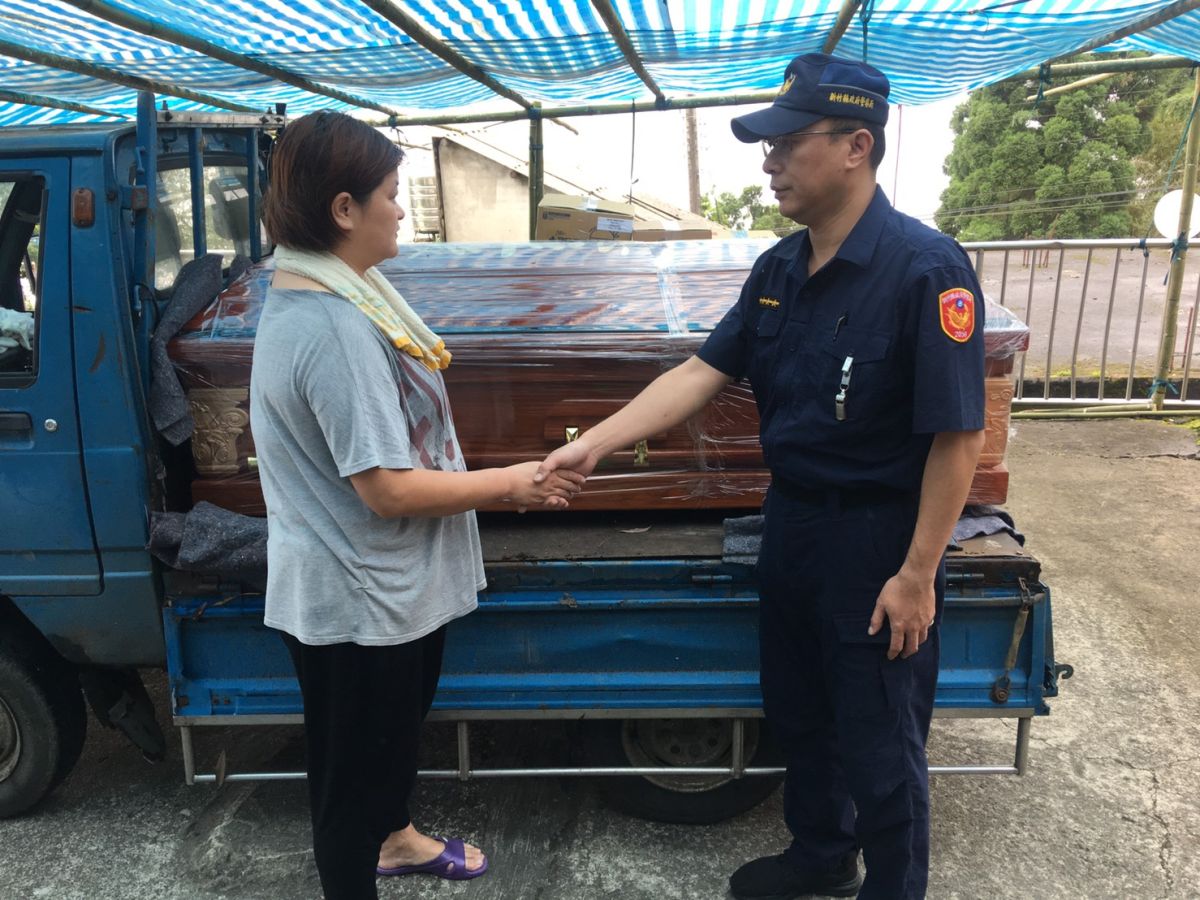 ▲巡佐王世偉(右)將棺木以及捐贈物資送到喪家，家屬含淚致謝。（圖／竹林村辦公室提供，2019.06.12）