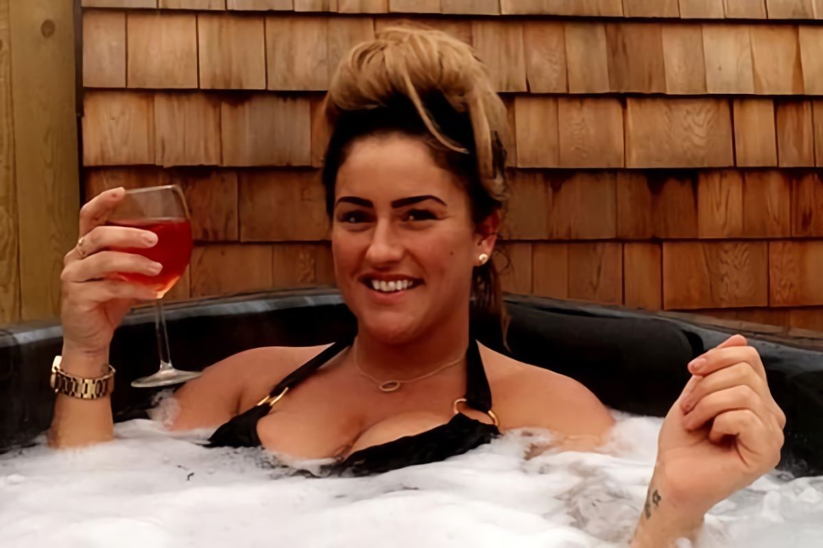 ▲英國一名辣媽有次在網路上詢價時，意外將自己的臀部照片傳給地毯裝配公司。（圖／翻攝自每日郵報）