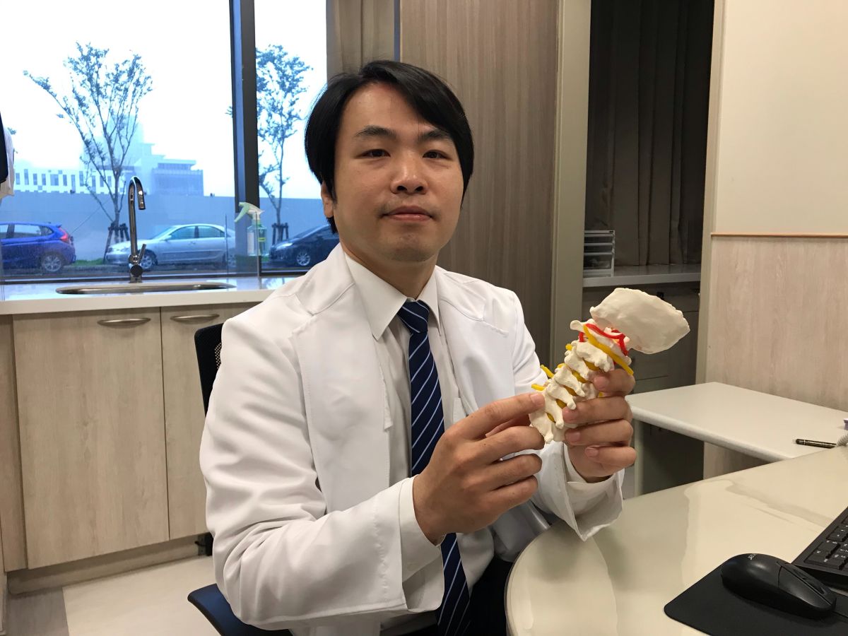 ▲神經外科醫師江忠穎透過微創頸椎骨刺椎肩盤切除手術，解除患者手麻、聲音沙啞的困擾。（圖／記者常似虎攝，2019.06.12）