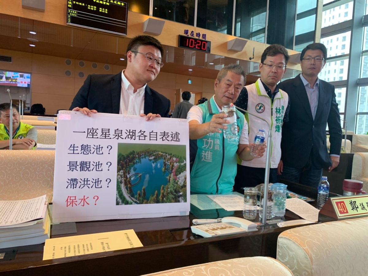 市議員鄭功進呼籲，東區明珠的地標星泉湖，建議市府能採用兼具生態與景觀。(圖／柳榮俊攝2019.6.12)