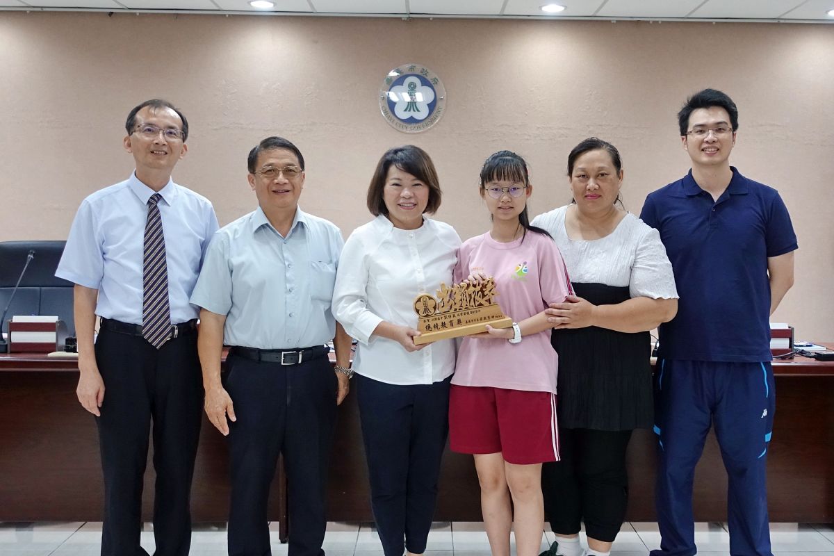▲嘉義市長黃敏惠頒發獎座給獲總統教育獎的劉倖孜。（圖／嘉義市政府提供）