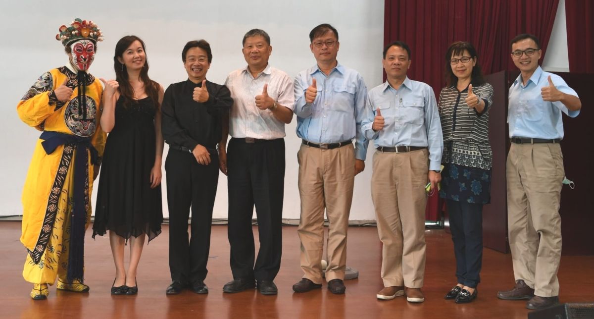 ▲中鋼集團教育基金會舉辦屏東監獄音樂會，由該基金會執行長張秋波(右4)與屏東監獄典獄長簡文拱(左4)共同主持。(圖／記者黃謝美蘭攝，2019.06.12)