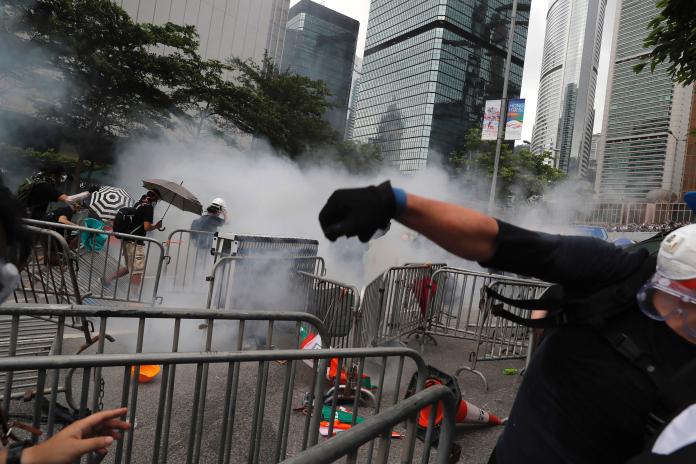 ▲香港警方與示威人士爆發淚烈衝突。（圖／美聯社／達志影像）