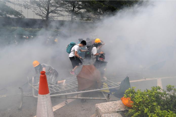 ▲香港警方對反修訂「逃犯條例」的示威人士施放催淚彈。（圖／美聯社／達志影像）