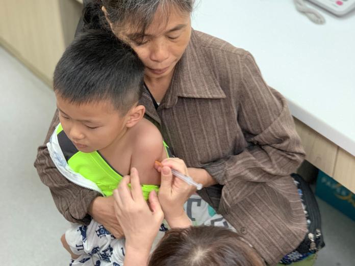 ▲滿5歲兒童按時接種疫苗。（圖／嘉義市衛生局提供）