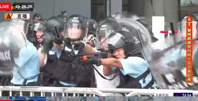 ▲香港警方持槍對準示威人士。（圖／翻攝網路）