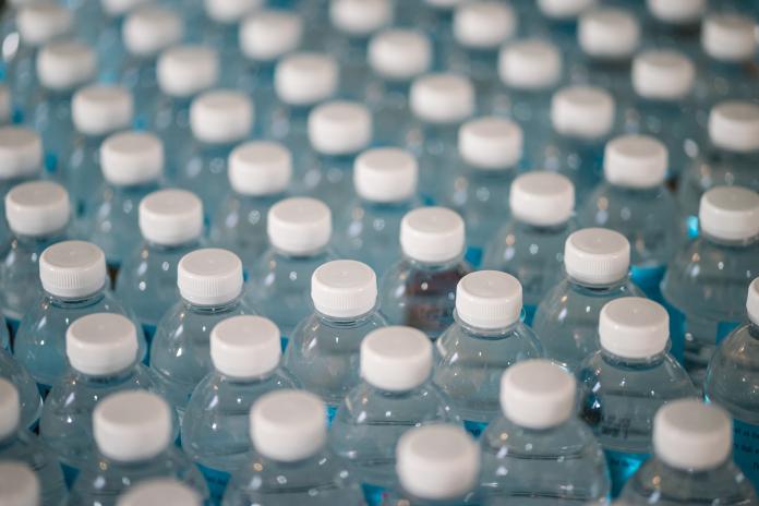 ▲人們攝入塑膠微粒的最大宗來源是飲用水。（示意圖／取自 Unsplash ）
