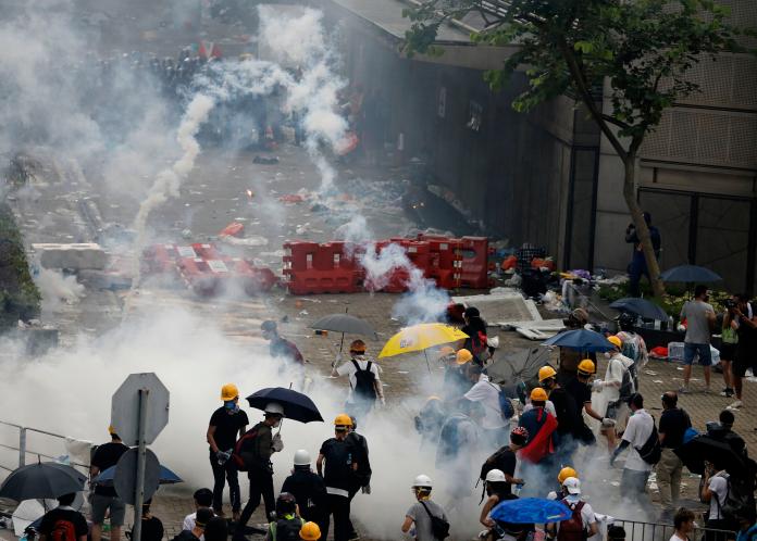 ▲香港警務處長盧偉聰坦承，警方曾使用催淚彈布袋彈及橡膠子彈驅散示威者。（圖／美聯社／達志影像）