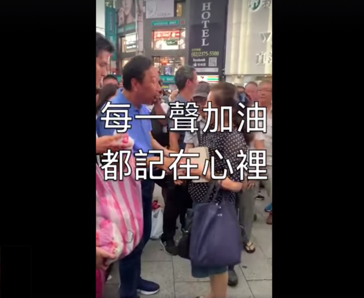 ▲不拼造勢 郭台銘選擇勤走基層人氣「強強滾」。（翻攝自郭台銘臉書）