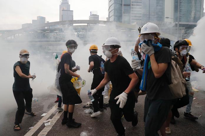 ▲香港警方朝民眾發射布袋彈、橡膠彈、催淚彈。（圖／美聯社／達志影像）