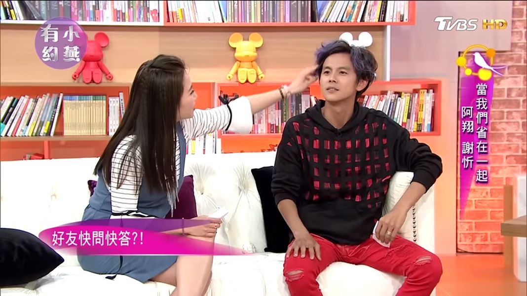 ▲謝忻（左）撩撥阿翔的頭髮。（圖／影片截圖）