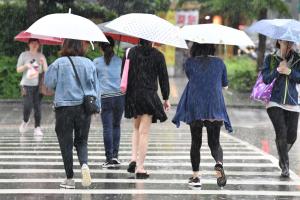 東北季風來了！氣象署：週六鋒面掃雨彈　「大台北、宜蘭」下最兇
