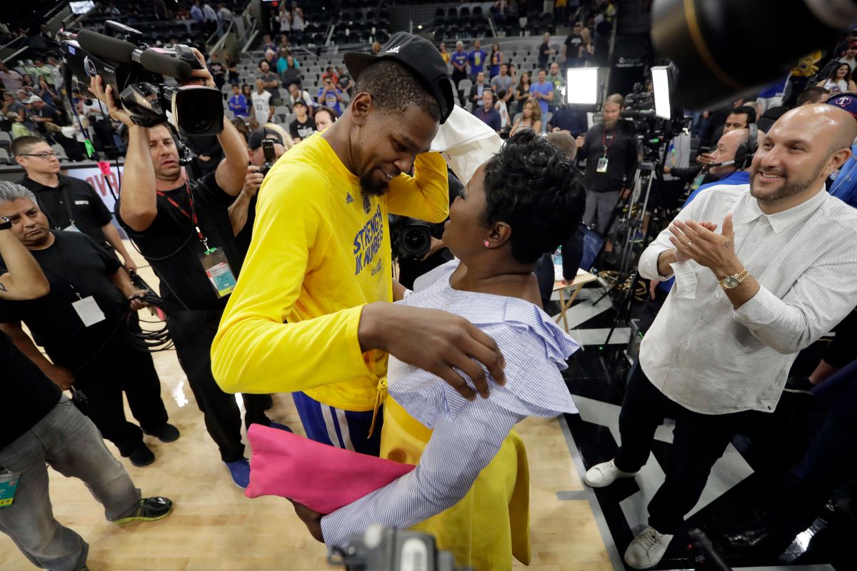 勇士球星Kevin Durant 和她的母親Wanda 相擁。（圖／美聯社／達志影像）