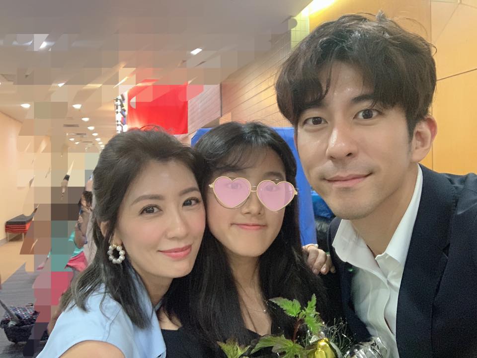 ▲賈靜雯（左一）、修杰楷出席梧桐妹（中）畢典，前夫孫志浩也來了。（圖／臉書）