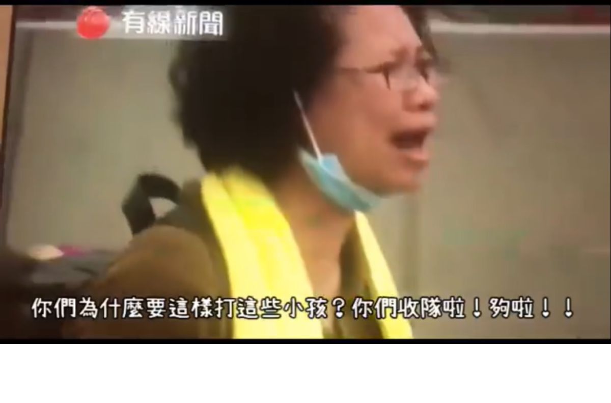 ▲一名香港婦人手無寸鐵，站在警方盾牌前哭喊「你們也有小孩吧，為什麼要這樣打小孩？請你們收隊，夠啦！」，畫面令人動容。（圖／翻攝自影片）