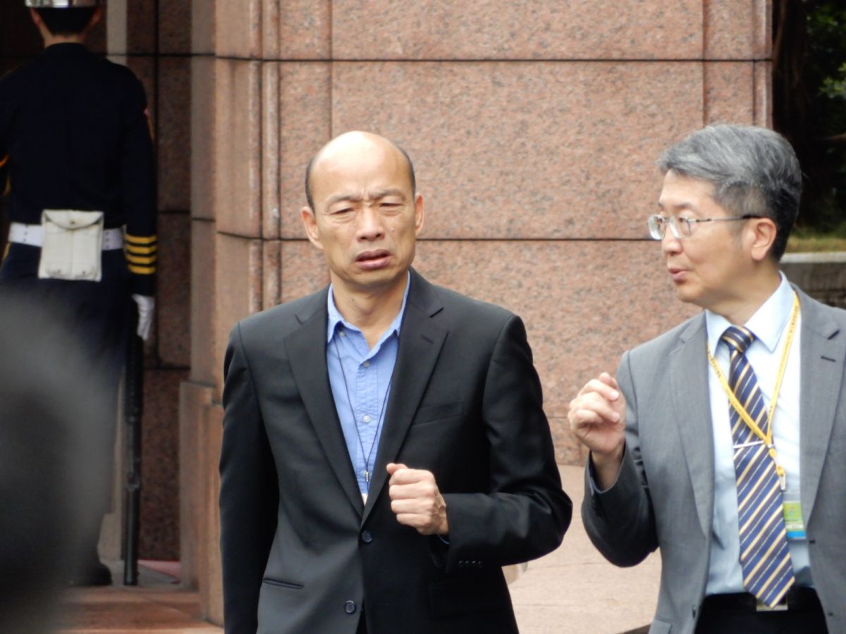 民進黨13日公布的總統初選民調，韓國瑜落後蔡英文超過10%，對此韓表示，民進黨動員綠軍守電話，民調高很正常，更說看看就好。 (圖/NowNews資料照)