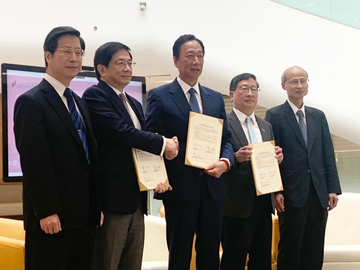 ▲永齡基金會創辦人郭台銘與台大癌醫共同舉辦記者會，台大校長管中閔也出席，雙方進行捐贈50億元儀式，宣示共同抗癌的決心不變。(圖／郭台銘競選總部提供)