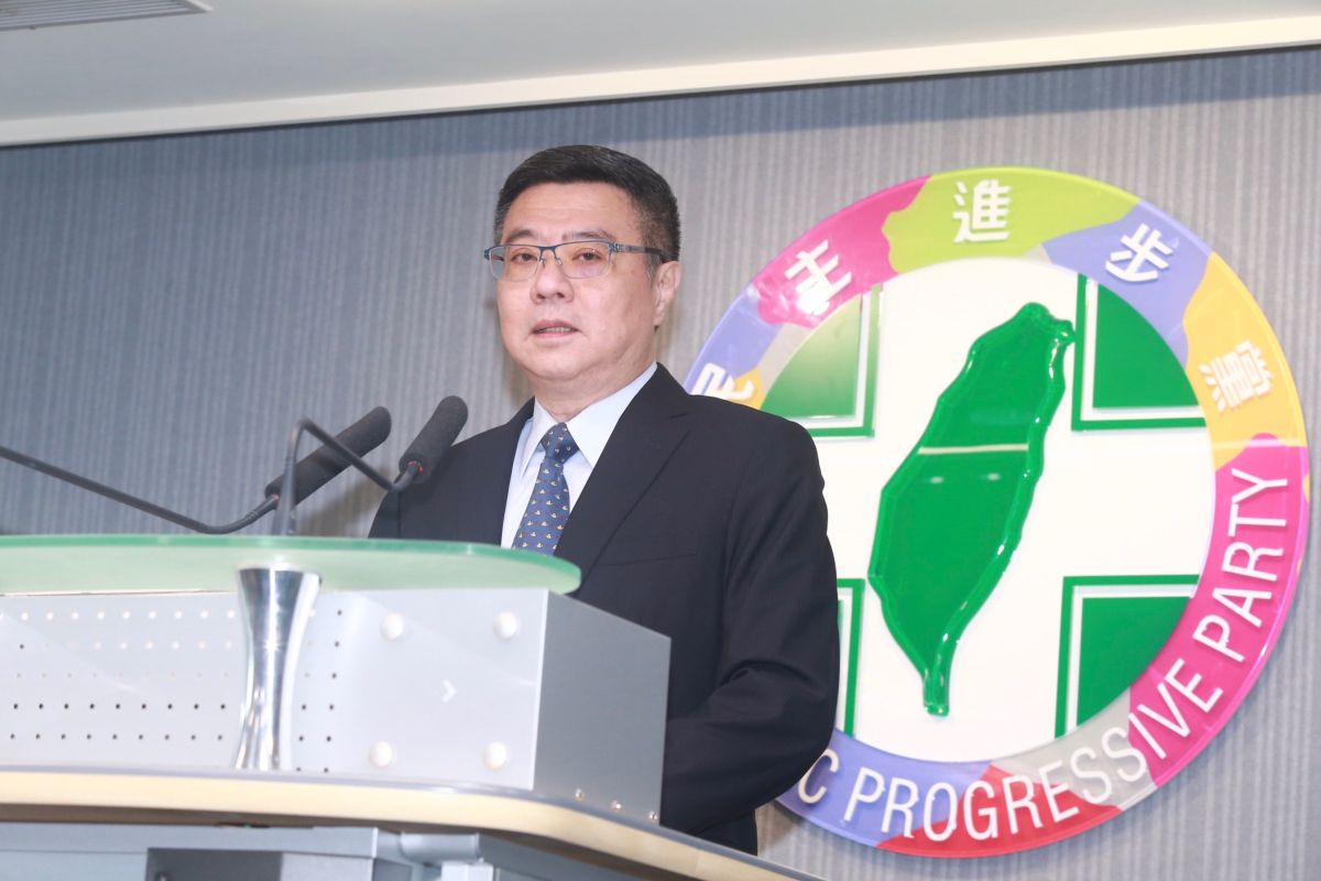 民進黨主席卓榮泰公布總統初選民調結果，由蔡英文以35.6%的支持度，勝過賴清德的27.4%。 (圖/記者葉政勳攝)