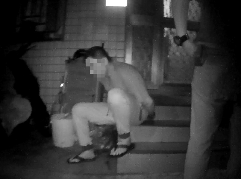 ▲吳姓通緝犯雖然裝設監視器以躲避警方查緝，但警方上門時卻因沈睡夢鄉落網（圖／警方提供）