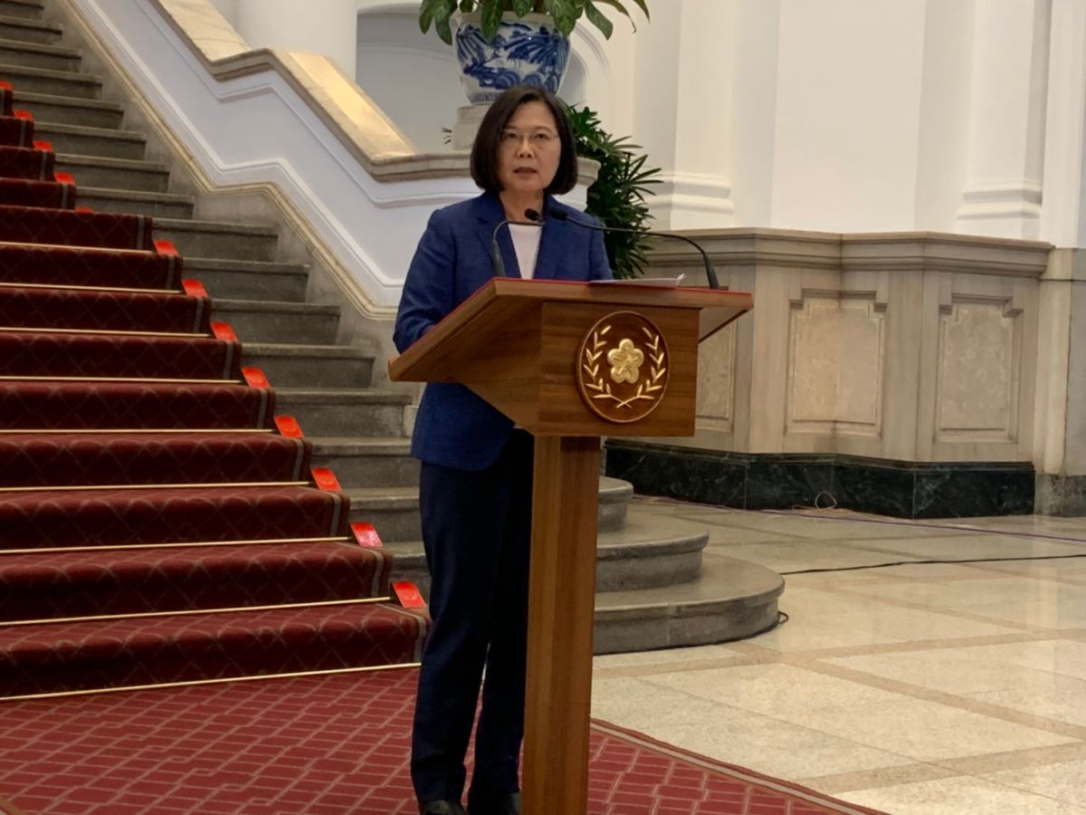 民調結果出爐，蔡英文在發表完香港反送中的言論後，回應初選相關議題。 (圖/記者吳承翰攝)