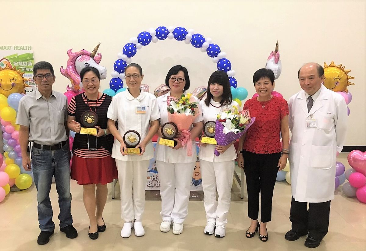 ▲部立澎湖醫院歡度124週年院慶，院長郭泰宏頒發服務滿15-45年資深員工21位獎牌，及優良護理人員9位。（圖／部立澎湖醫院提供，2019.06.13）