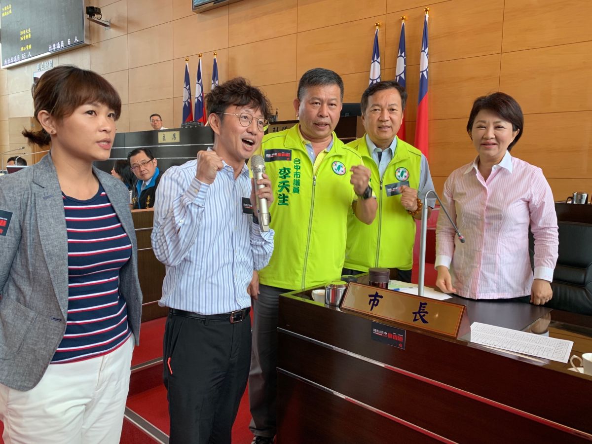 ▲市長盧秀燕與議員齊喊香港加油，強調民眾不支持「送中條例」應該撤除。(圖／柳榮俊攝2019.6.13)