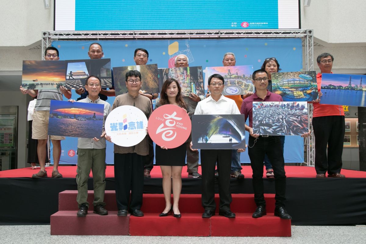 ▲高雄市政府新聞局主辦的「光影高雄」攝影比賽，今(13)日舉行頒獎典禮，新聞局長王淺秋局在頒獎後與所有得獎攝影者及作品合影。(圖／高市府提供)