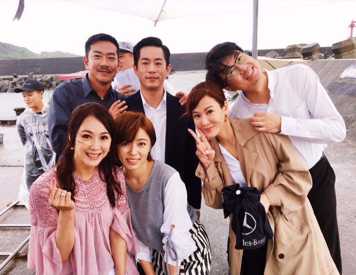 ▲陳妍安（前排左起）、王瞳、邱琦雯、江俊翰（後排左起）、韓宜邦、吳皓昇拍《大時代》雨中作樂。（圖／民視）