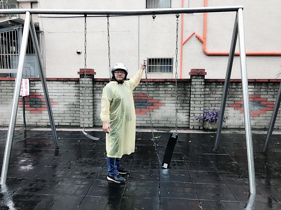 ▲竹北市民代表朱健銘指出，盪鞦韆的孩童因鐵鍊斷裂而摔下，還遭鐵鍊打臉造成紅腫。（圖／朱健銘提供）