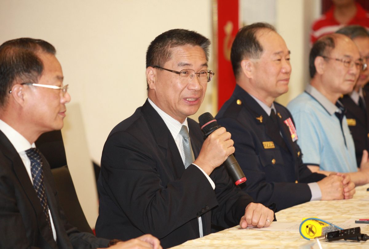 ▲徐國勇今天頒發破案獎金給有功人員，並指示桃園分局偵查隊小隊長王強生、桃園市刑警大隊小隊長以及桃園市刑大小隊長洪俊德兩人應該要破格升任。（圖／記者李春台攝, 2019.06.13）