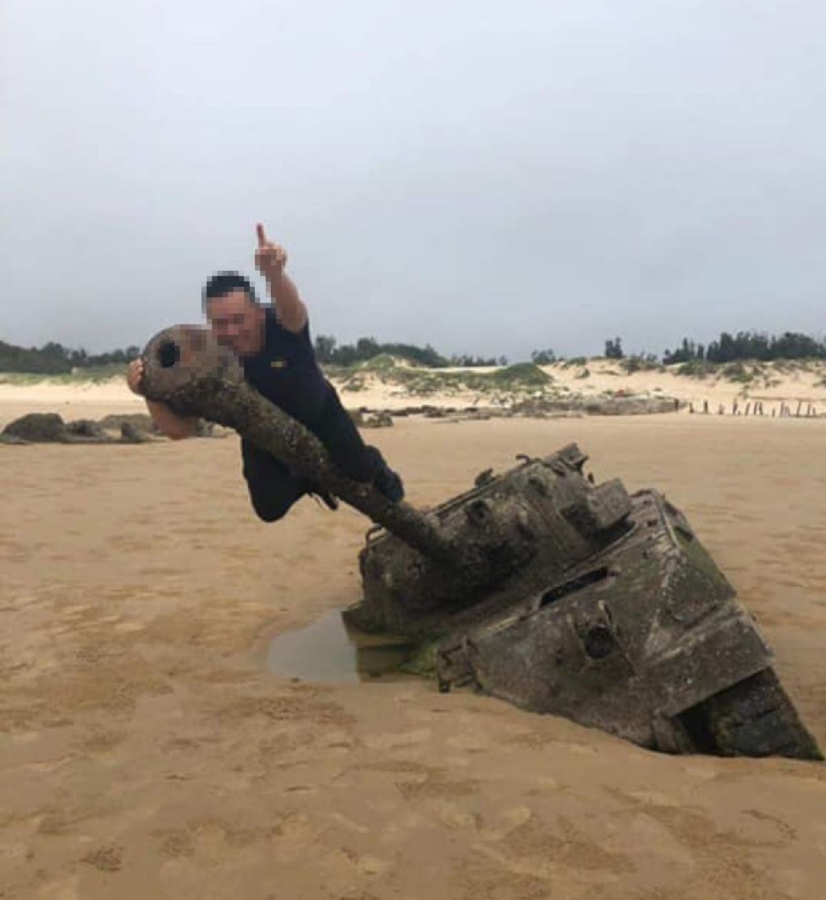 ▲民眾爬上戰車砲管拍照打卡，網友痛批搞破壞。（圖／翻攝自靠北金門臉書）