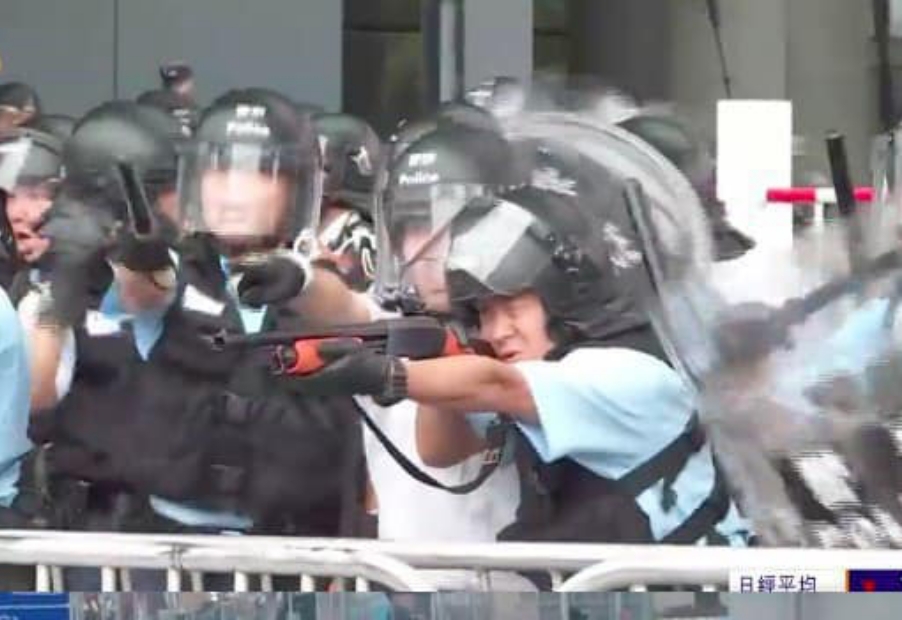 ▲香港警方暴力驅離示威民眾，多人輕重傷。（圖／翻攝RZLHK Twitter）