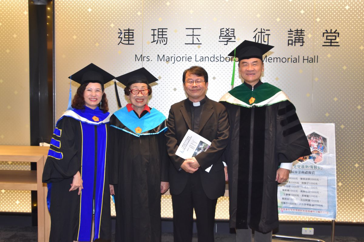 ▲92歲的周楊英（左二）是彰基副院長周志中醫師（右一）的母親，就讀松年大學已經15年，是班上年紀最長的學生。（圖／記者陳雅芳攝，2019.06.13）