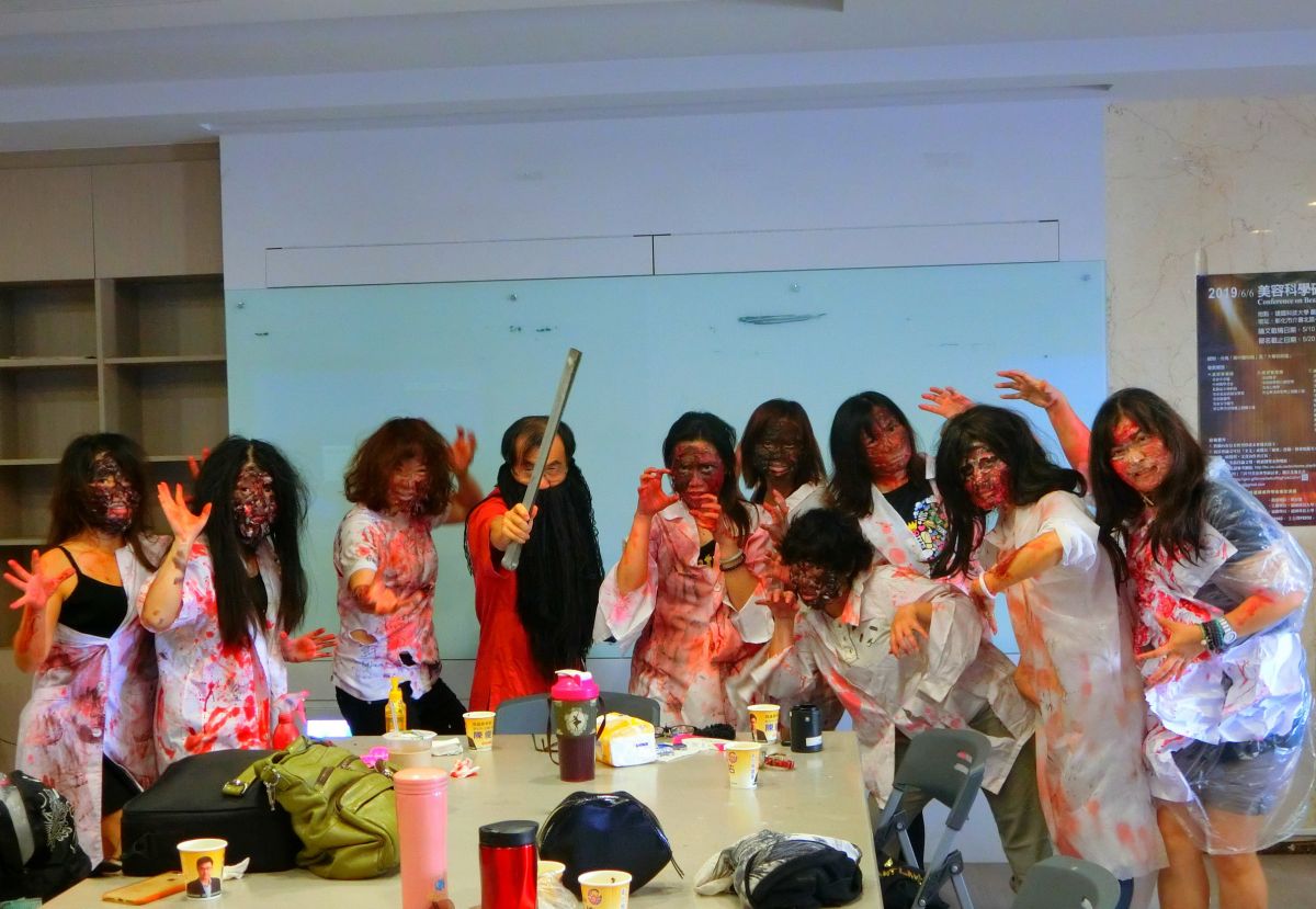 ▲驚！校園鬧殭屍！建國科大校園超商突然湧入一群殭屍打扮的真人，讓在內購物的學生都嚇了一大跳。（圖／記者陳雅芳攝，2019.06.13）