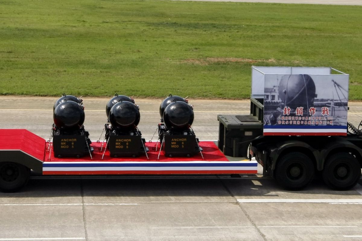 ▲海面上漂流的水雷，經常成為海上航行船隻一大威脅。圖為二戰時盟軍使用MK6水雷模型，曾毀傷日本海軍艦隊670餘艘船艦。（圖／軍聞社提供,）