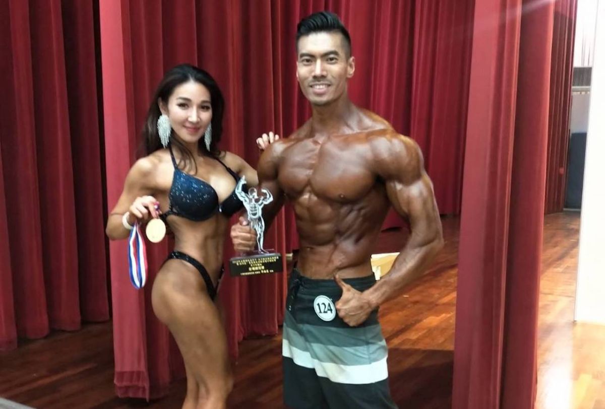 ▲筋肉媽媽和筋肉爸爸一起參加比賽。（圖／天王心娛樂提供）