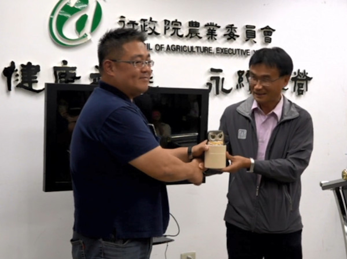 ▲農委會 12 日舉行記者會，送給首例發現秋行軍蟲蹤跡的英雄張先生「2 隻娃娃」，結果遭網友罵翻。（圖／農委會防檢局提供）