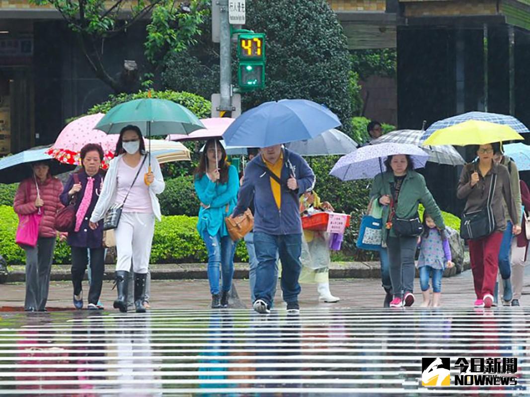 ▲受梅雨鋒面影響，今(14)日台灣西半部及東北部地區有陣雨或雷雨。（圖／NOWnews）