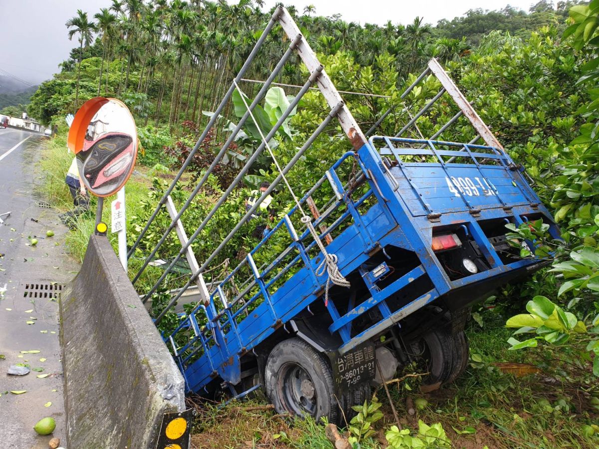 ▲新北市貢寮區14日一輛3.5頓大型貨車疑似因天雨路滑，衝下1.5公尺深坡坎。（圖／新北市消防局提供）