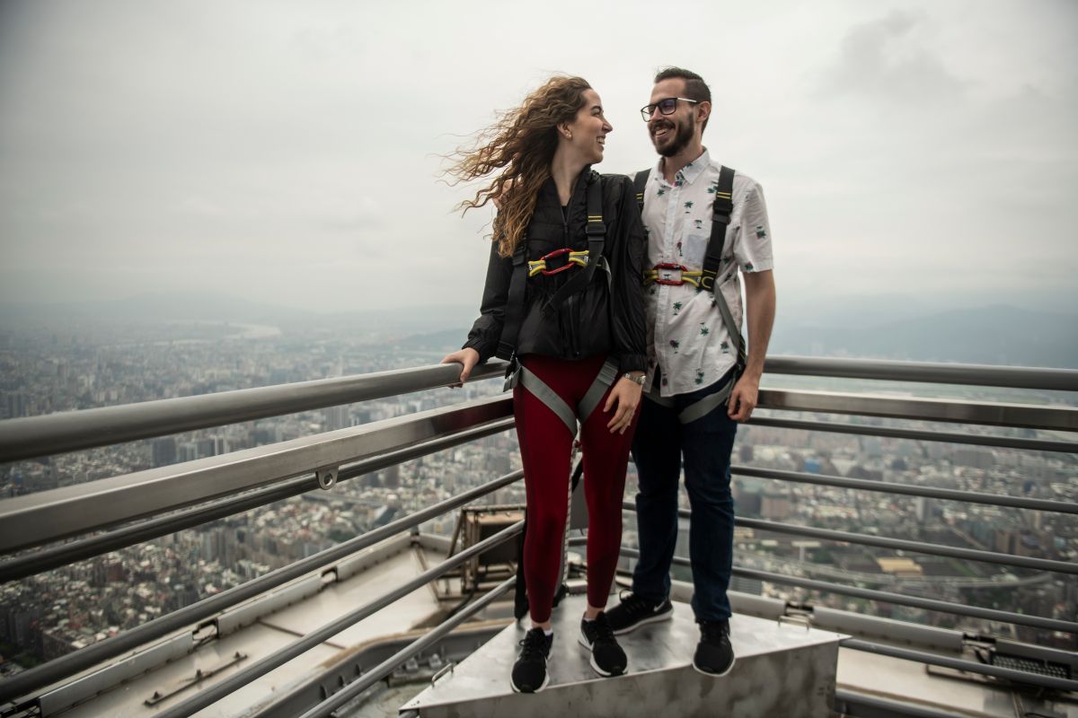 ▲台北101觀景台宣告2.0版來了，標高460公尺的塔尖下戶外平台首度對外開放，讓民眾可以有機會登上比過去觀景台更高10層樓之處。（圖／台北101提供）