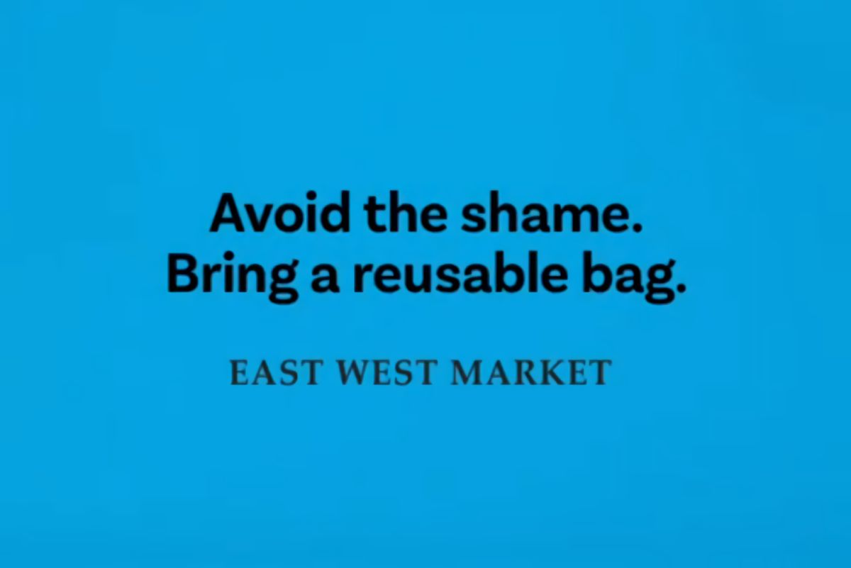 ▲一家加拿大超市把塑膠袋印上令人尷尬的字樣，希望顧客可以自備環保購物袋。（圖／翻攝自 eastwest.market IG ）