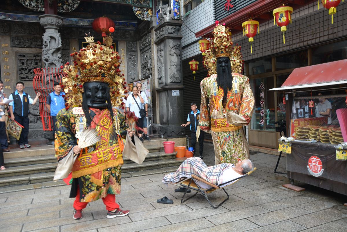 ▲行動劇裡，市長中松乙彥在睡夢中，被范、謝將軍掀開棉被驚嚇跳床。（圖／記者郭政隆攝影2019.6.14）