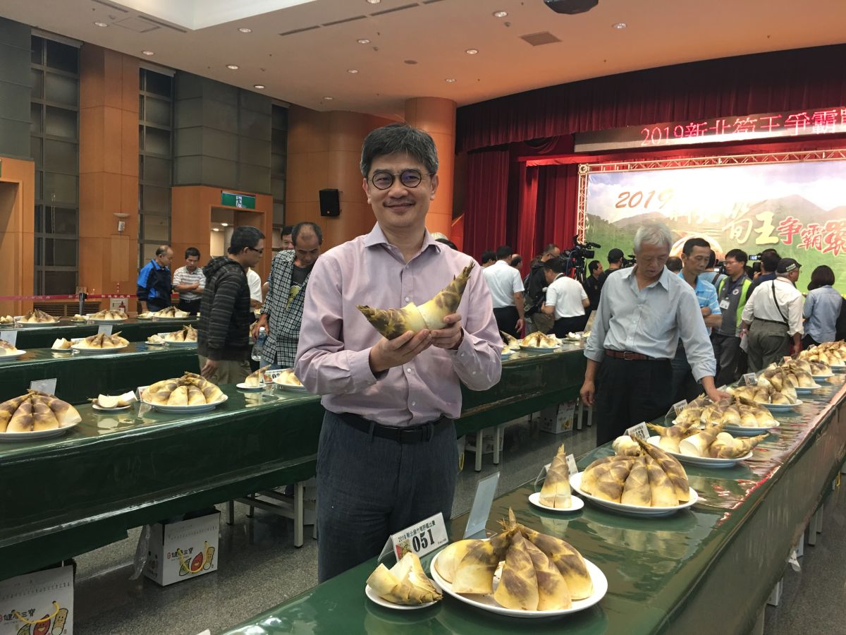 ▲農業局長李玟表示，要成為筍王必須內外兼備，筍的外觀要「白、彎、矮、肥」，內在則是要柔嫩、甘甜。（圖／記者宋原彰攝，2019.06.14）