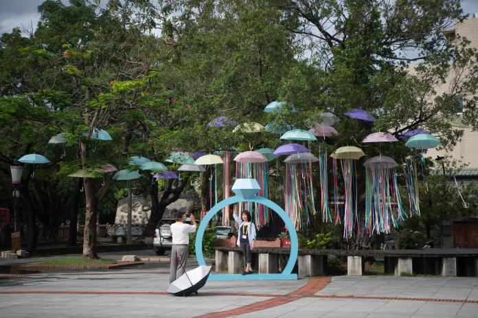 ▲北門車站新增繽紛彩虹愛情雨傘裝置藝術。（圖／嘉義市政府提供）