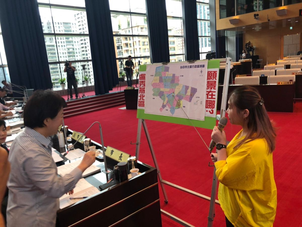 ▲議員賴佳微表示，市長盧秀燕在競選時，曾說「在地立委當市長、北區才會興」口號，現在執政半年，對北區的計畫卻是零。 (圖／柳榮俊攝2019.6.14)